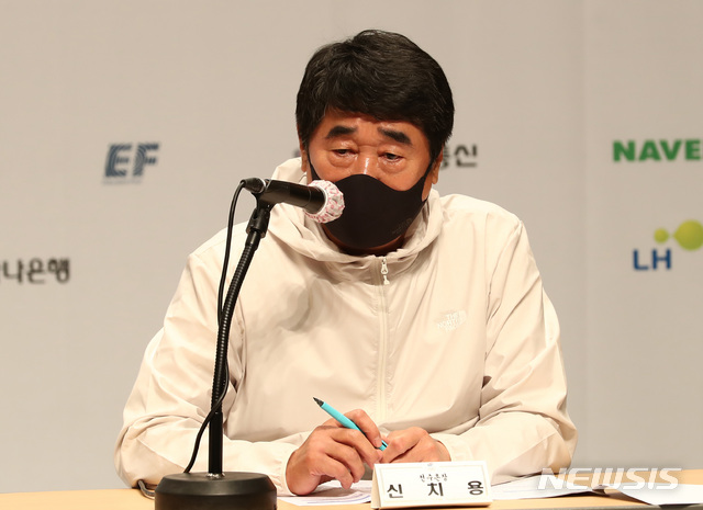 [진천=뉴시스]이영환 기자 = 신치용 선수촌장이 14일 오후 충북 진천군 진천 국가대표 선수촌 챔피언하우스에서 열린 도쿄 하계 올림픽대회 G-100 미디어데이 대한민국선수단 합동기자회견에 참석해 취재진의 질문에 답하고 있다. 2021.04.14. 20hwan@newsis.com