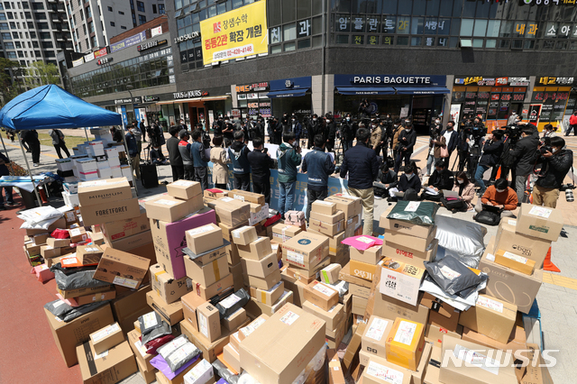 [서울=뉴시스]이윤청 기자 = 전국택배노동조합 조합원들이 지난 14일 서울 강동구 고덕동의 한 아파트단지 입구에 택배물품을 내린 후 아파트 단지 앞 배송 실시 기자회견을 열고 있다. 2021.04.14. radiohead@newsis.com