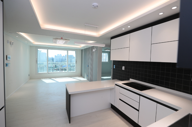 [서울=뉴시스]조수정 기자 = 14일 한국토지주택공사(LH)가 정부의 '서민·중산층 주거안정 지원방안(전세대책)' 관련 올해 최초로 공급하는 경기 안양시 만안구 안양동 '공공 전세주택' 현장을 공개했다. LH가 기존에 공급하던 '전세형공공임대' 주택은 임대료가 있는 반면 '공공전세주택'은 임대료 없이 100% 전세 형태로 공급한다. (사진=LH 제공) 2021.04.14. photo@newsis.com *재판매 및 DB 금지