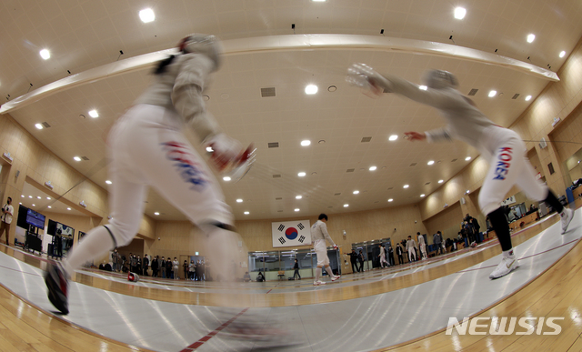 [진천=뉴시스]최진석 기자 = 도쿄 하계 올림픽대회 개막을 100일 앞둔 14일 오후 충북 진천군 진천 국가대표 선수촌에서 펜싱 국가대표팀 선수들이 훈련을 하고 있다. 2021.04.14. myjs@newsis.com