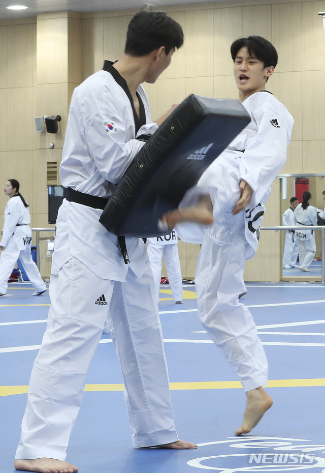 [진천=뉴시스]최진석 기자 = 도쿄 하계 올림픽대회 개막을 100일 앞둔 14일 오후 충북 진천군 진천 국가대표 선수촌에서 태권도 국가대표팀 이대훈이 훈련을 하고 있다. 2021.04.14. myjs@newsis.com