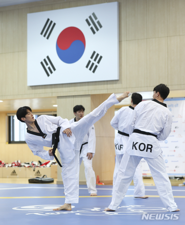 [진천=뉴시스]최진석 기자 = 도쿄 하계 올림픽대회 개막을 100일 앞둔 14일 오후 충북 진천군 진천 국가대표 선수촌에서 태권도 국가대표팀 이대훈이 훈련을 하고 있다. 2021.04.14. myjs@newsis.com