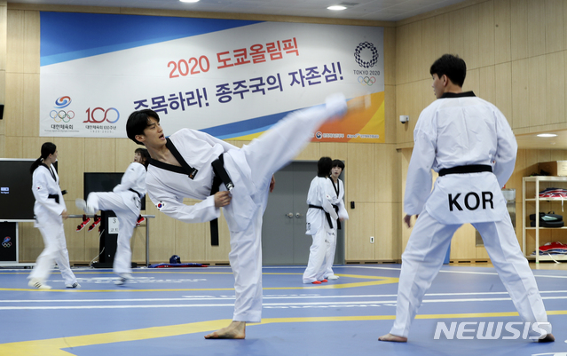 [진천=뉴시스]최진석 기자 = 도쿄 하계 올림픽대회 개막을 100일 앞둔 14일 오후 충북 진천군 진천 국가대표 선수촌에서 태권도 국가대표팀 이대훈이 훈련을 하고 있다. 2021.04.14. myjs@newsis.com
