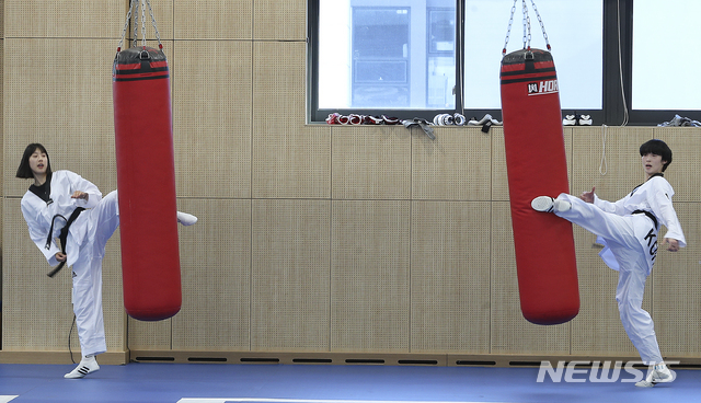 [진천=뉴시스]최진석 기자 = 도쿄 하계 올림픽대회 개막을 100일 앞둔 14일 오후 충북 진천군 진천 국가대표 선수촌에서 태권도 국가대표팀 이아름과 이다빈이 훈련을 하고 있다. 2021.04.14. myjs@newsis.com