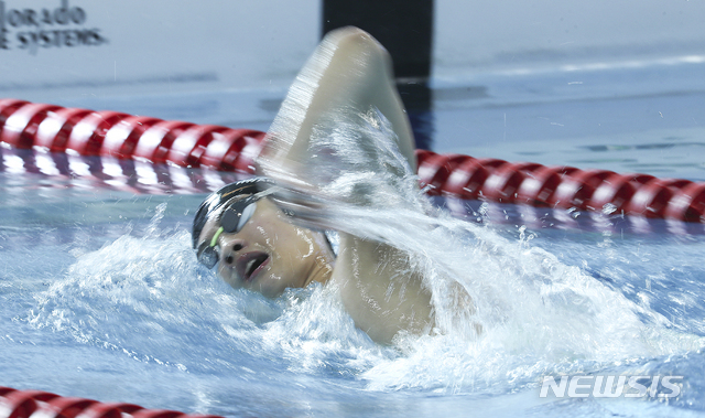 [진천=뉴시스]최진석 기자 = 도쿄 하계 올림픽대회 개막을 100일 앞둔 14일 오후 충북 진천군 진천 국가대표 선수촌에서 수영 국가대표팀 황선우 훈련을 하고 있다. 2021.04.14. myjs@newsis.com