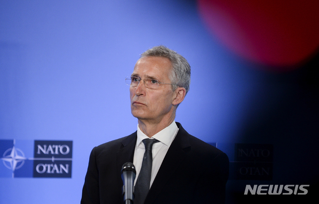 [브뤼셀(벨기에)=AP/뉴시스]옌스 스톨텐베르크 나토 사무총장이 14일(현지시간) 브뤼셀의 나토 본부에서 기자회견을 준비하고 있다. 그는 이날 오는 5월1일부터 아프가니스탄에서 미군을 철수시키기 시작해 9·11 테러 발생 20주년인 9월11일까지 철군을 완료하기로 한 조 바이든 미 대통령의 결정에 맞춰 나토 역시 약 7000명의 아프간 주둔 나토 병력을 철수시키기로 합의했다고 말했다. 2021.4.15 