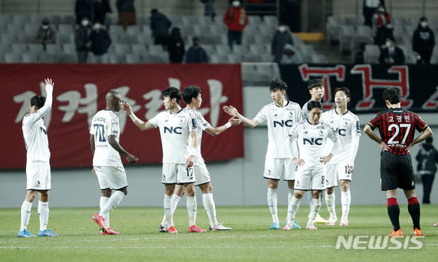 [서울=뉴시스]홍효식 기자 = 14일 오후 서울월드컵경기장에서 열린 '2021 하나은행 FA컵' 3라운드 FC서울과 서울이랜드FC의 경기, 0-1로 승리한 서울이랜드FC 선수들이 서로를 격려하고 있다. 2021.04.14. yesphoto@newsis.com