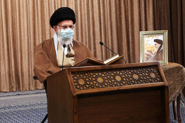 [서울=뉴시스]이란 최고 지도자 알리 하메네이가 14일(현지시간) 수도 테헤란에서 라마단 기념 연설을 하고 있다. (사진 = 하메네이 공식 홈페이지 갈무리)  2021.04.15 