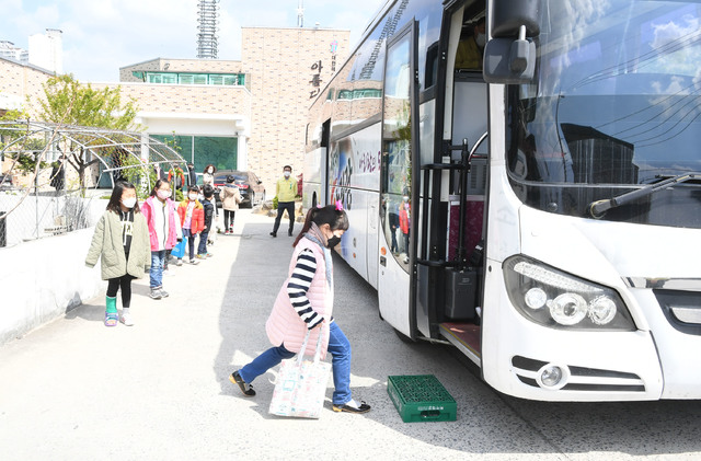 문경시가 특허 등록한 이동식 방역버스를 이용해 어린이들이 소독을 하고 있다. (사진=문경시 제공) *재판매 및 DB 금지
