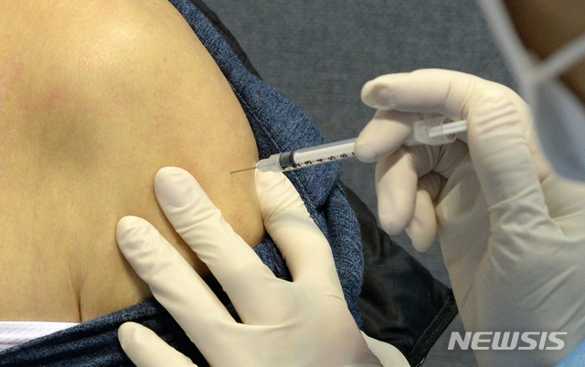 [익산=뉴시스] 김얼 기자 = 만 75세 이상 어르신들에 대한 전북 익산시의 코로나19 백신 접종 시작 날인 15일 익산실내체육관에 마련된 예방접종 센터에서 한 어르신이 백신을 맞고 있다. 2021.04.15.pmkeul@newsis.com