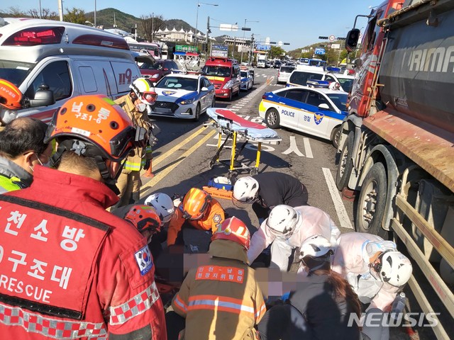 [인천=뉴시스] 인천 남동구 구월동 한 교차로에서 교통사고가 발생해 119구조대원들이 구조 작업을 벌이고 있다. 사진은 기사와 관계없음. photo@newsis.com