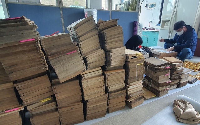  한국국학진흥원이 성주이씨 문열공파 후손가로부터 국학자료를 인수하고 있다. (사진=한국국학진흥원 제공) *재판매 및 DB 금지