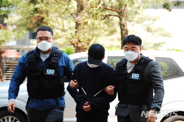 [인천=뉴시스] 김동영 기자 = 15일 오후 인천 지역 모텔에서 심정지 상태로 발견된 생후 2개월 딸의 20대 아버지가 구속 전 피의자 심문(영장실질심사)을 받기 위해 인천지법에 들어서고 있다. 2021.04.15. dy0121@newsis.com