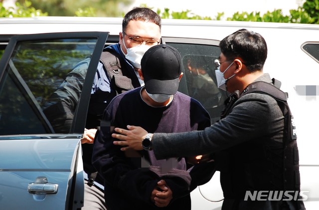 [인천=뉴시스] 김동영 기자 = 15일 오후 인천의 한 모텔에서 심정지 상태로 발견된 생후 2개월 딸의 20대 아버지가 구속 전 피의자 심문(영장실질심사)을 받기 위해 인천지법에 들어서고 있다. 최근 경찰 조사에서 A씨는 “아이가 자꾸 울어 화가나 던졌다”며 범행을 자백했다. 2021. 4.15. dy0121@newsis.com