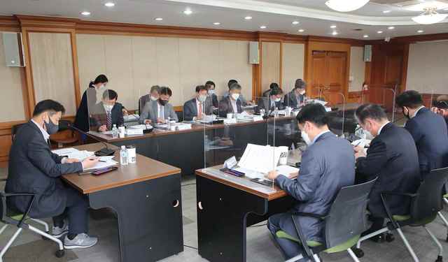 [대구=뉴시스] 대구시가 15일 오후 대구시청 별관 대회의실에서 ‘대구수출지원협의회(위원장 홍의락 대구시 경제부시장) 킥오프 회의’를 개최하고 있다(사진=대구시 제공) 2021.04.15. photo@newsis.com *재판매 및 DB 금지