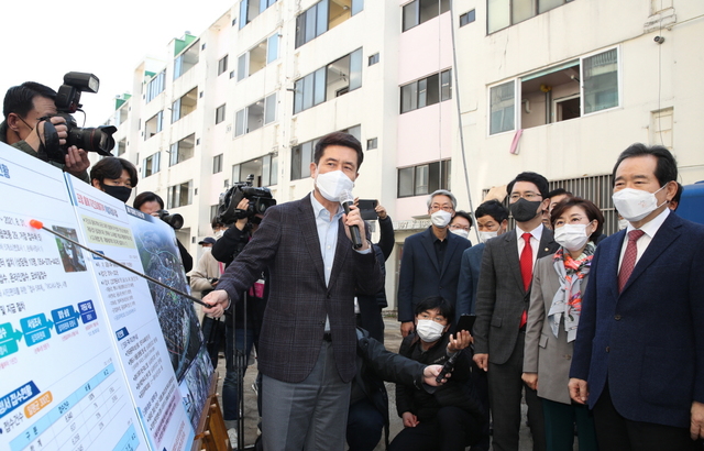 [포항=뉴시스] 강진구 기자 = 사진은 포항을 방문한 정세균 총리에게 지진피해 현황을 설명하고 있는 이강덕 포항시장.(사진=포항시 제공) 2021.04.15.photo@newsis.com *재판매 및 DB 금지