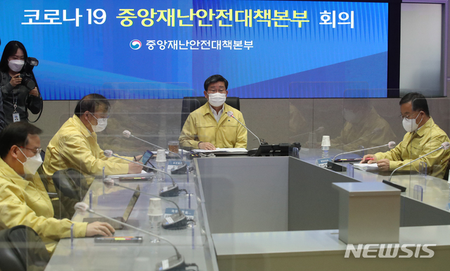 [서울=뉴시스]김명원 기자 = 전해철 중앙재난안전대책본부(중대본) 2차장(행정안전부 장관)이 15일 오전 서울 종로구 정부서울청사 중앙재난안전상황실 서울상황센터에서 열린 코로나19 대응 중앙재난안전대책본부 회의를 주재하고 있다. 2021.04.15. kmx1105@newsis.com