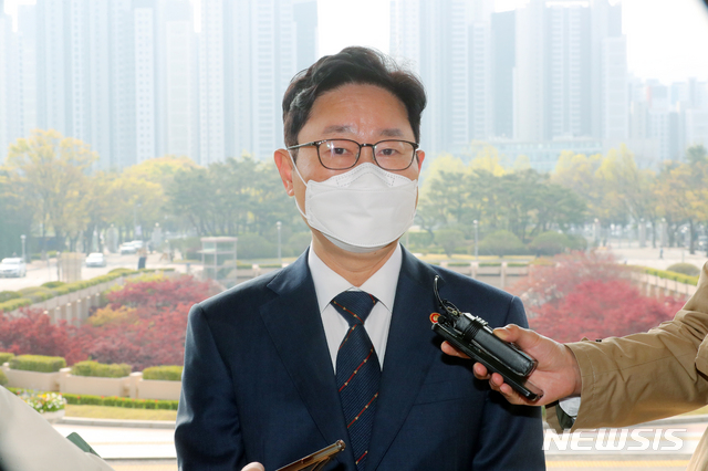 [과천=뉴시스]배훈식 기자 = 김진욱 고위공직자범죄수사처장이 15일 오전 경기 과천시 정부과천종합청사로 출근하며 취재진의 질문에 답하고 있다. 2021.04.15. dahora83@newsis.com