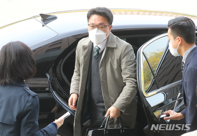 [과천=뉴시스]배훈식 기자 = 김진욱 고위공직자범죄수사처장이 지난 15일 오전 경기 과천시 정부과천종합청사로 출근하고 있다. 2021.04.15. dahora83@newsis.com