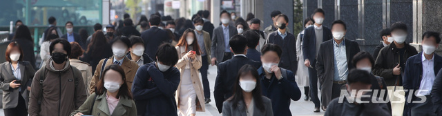 [서울=뉴시스]조수정 기자 = 서울 강남역 인근에서 시민들이 출근하고 있다. 2021.04.15. chocrystal@newsis.com