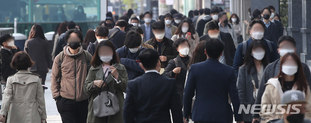 [서울=뉴시스]조수정 기자 = 코로나19가 지속적인 확산세를 보이는 15일 서울 강남역 인근에서 시민들이 출근하고 있다. 2021.04.15. chocrystal@newsis.com