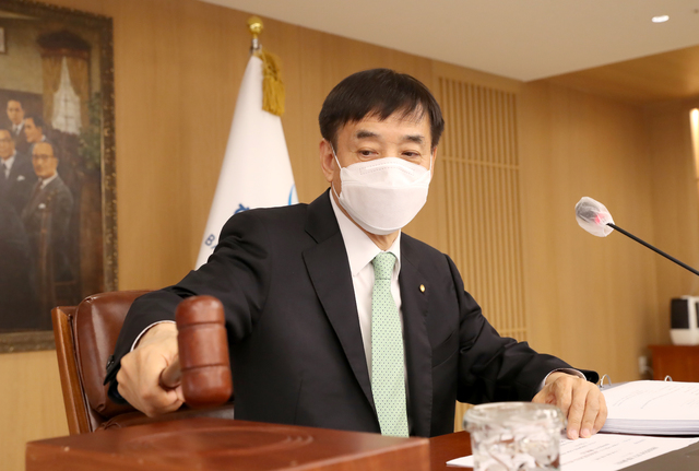 [서울=뉴시스]이주열 한국은행 총재가 15일 오전 서울 중구 한국은행에서 열린 금융통화위원회 본회의에서 회의를 주재하며 의사봉을 두드리고 있다. (사진=한국은행 제공) 2021.04.15. photo@newsis.com *재판매 및 DB 금지