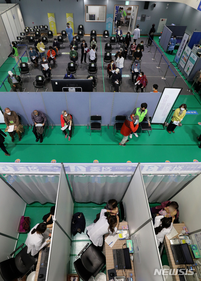 [서울=뉴시스]박주성 기자 = 15일 오전 서울 서대문구 북아현문화체육센터에 마련된 코로나19 예방접종센터에서 어르신들이 코로나19 백신 접종을 하고 있다. 2021.04.15. park7691@newsis.com