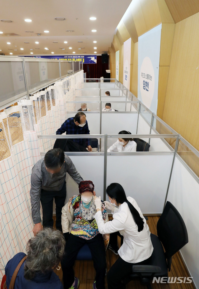 [서울=뉴시스]박주성 기자 = 지난 15일 오전 서울 양천구 해누리타운에 마련된 코로나19 예방접종센터에서 어르신들이 코로나19 백신 접종을 하고 있다. 2021.04.15. park7691@newsis.com