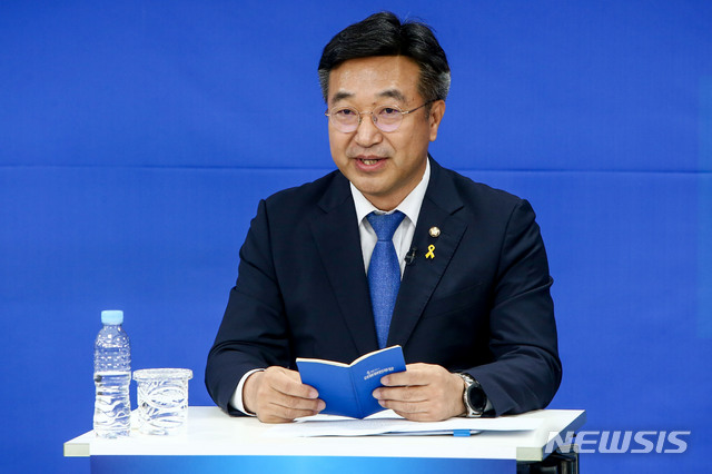 [서울=뉴시스]국회사진기자단 = 15일 서울 여의도 더불어민주당 중앙당사에서 열린 원내대표 후보자 합동토론회에서 윤호중 후보가 기조연설을 하고 있다. 2021.04.15. photo@newsis.com