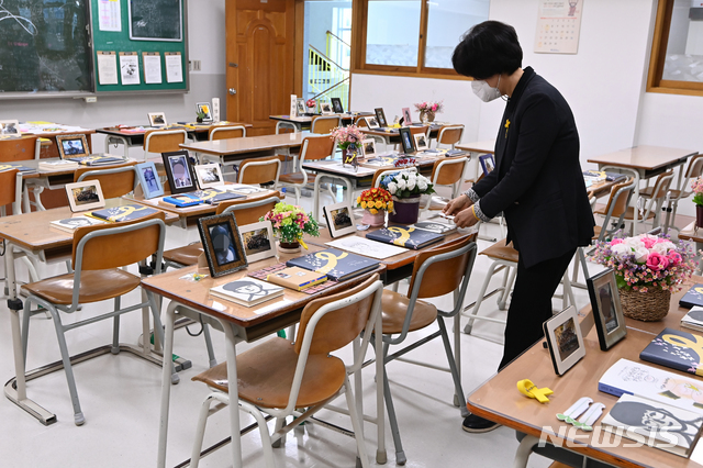 [안산=뉴시스] 김종택기자 = 세월호 참사 7주기를 하루 앞둔 15일 오전 경기도 안산시 단원구 4.16민주시민교육원 단원고 4.16기억교실에서 한 유가족이 교실을 살펴보고 있다. 2021.04.15. jtk@newsis.com