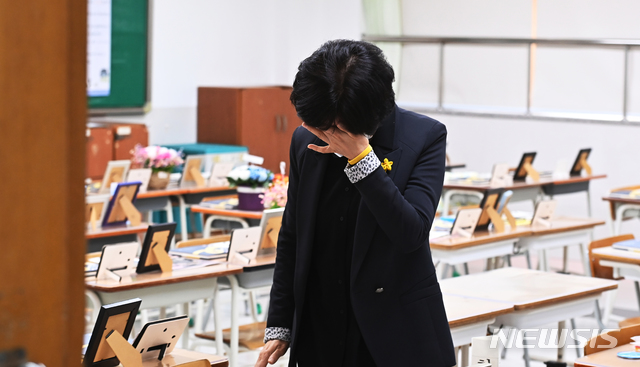 [안산=뉴시스] 김종택기자 = 세월호 참사 7주기를 하루 앞둔 15일 오전 경기도 안산시 단원구 4.16민주시민교육원 단원고 4.16기억교실에서 한 유가족이 눈물을 흘리고 있다. 2021.04.15. jtk@newsis.com