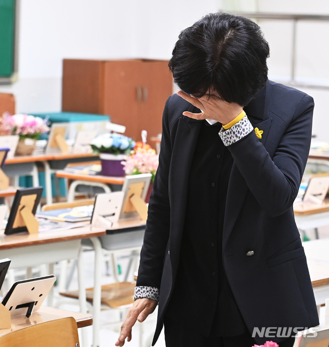 [안산=뉴시스] 김종택기자 = 세월호 참사 7주기를 하루 앞둔 15일 오전 경기도 안산시 단원구 4.16민주시민교육원 단원고 4.16기억교실에서 한 유가족이 눈물을 흘리고 있다. 2021.04.15. jtk@newsis.com