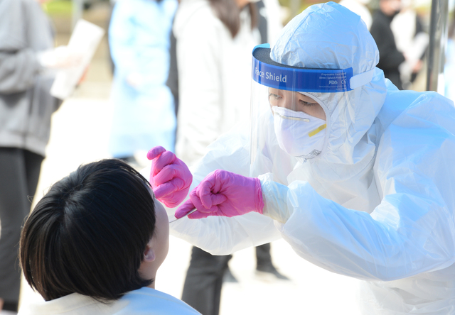 [울산=뉴시스] 배병수 기자 = 울산 남구의 한 중학교 학생이 코로나19 확진 판정을 받은 15일 오전 해당 중학교에 마련된 임시 선별검사소에서 한 학생이 코로나19 진단검사를 받고 있다. 2021.04.15. bbs@newsis.com