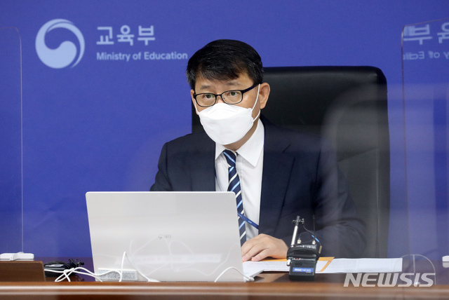 [세종=뉴시스]김일수 교육부 산학협력정책관이 지난 4월15일 오전 정부세종청사에서 마이스터대 시범운영 사업 선정 결과를 발표하고 있다. (사진=뉴시스 DB) 2021.12.27. photo@newsis.com