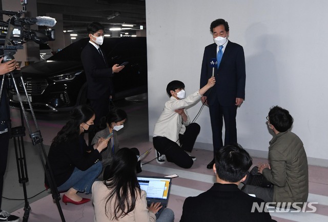 [서울=뉴시스]국회사진기자단 = 코로나19 자가격리에서 해제된 이낙연 더불어민주당 전 대표가 15일 오후 서울 종로구 경희궁자이 아파트 단지 지하주차장 앞에서 향후 행보 대한 취재진 질문에 답하고 있다. 2021.04.15. photo@newsis.com