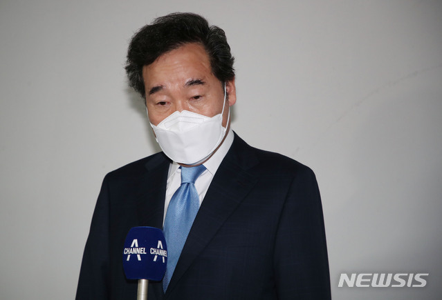 [서울=뉴시스]김진아 기자 = 이낙연 전 더불어민주당 대표가 자가격리가 해제된 15일 서울 종로구 자택을 나서던 중 취재진 질문에 답하고 있다. 2021.04.15. bluesoda@newsis.com