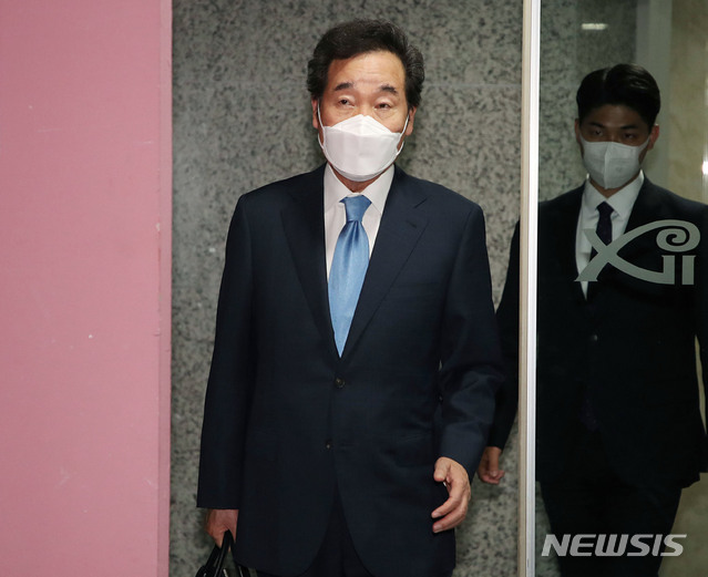 [서울=뉴시스]김진아 기자 = 이낙연 전 더불어민주당 대표가 자가격리가 해제된 15일 서울 종로구 자택을 나서고 있다. 2021.04.15. bluesoda@newsis.com