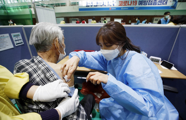 [광주=뉴시스] 요양시설 이용자를 대상으로 코로나19 백신을 접종하는 모습. (사진=뉴시스 DB). photo@newsis.com *재판매 및 DB 금지