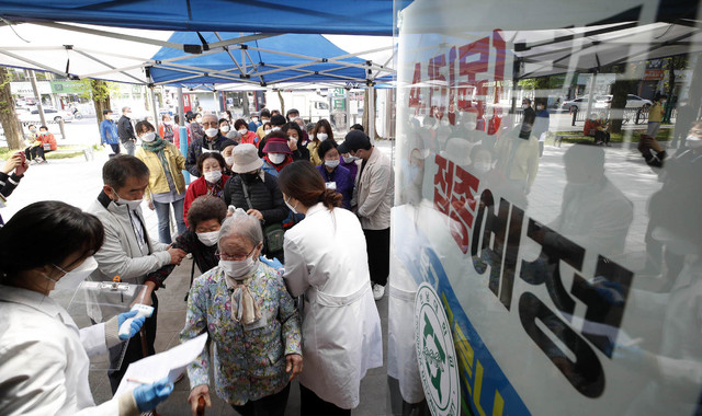 [광주=뉴시스]변재훈 기자 = 방역당국 관계자들이 15일 광주 북구 용봉동 예방접종센터에서 요양시설 이용자들에게 코로나19 화이자 백신의 접종 절차를 설명하고 있다. (사진=광주 북구 제공) 2021.04.15. photo@newsis.com *재판매 및 DB 금지