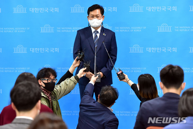 [서울=뉴시스]전진환 기자 = 송영길 더불어민주당 의원이 15일 오후 서울 여의도 국회 소통관에서 당 대표 출마선언 기자회견을 마치고 기자들의 질문에 답하고 있다. 2021.04.15. amin2@newsis.com