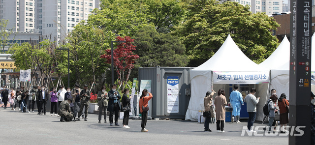 [서울=뉴시스]조수정 기자 = 0시 기준 코로나19 국내 신규확진자가 698명 발생한 15일 서울 서초구 고속터미널역 코로나19 임시선별검사소에서 시민들이 검사를 받기 위해 줄서 기다리고 있다. 2021.04.15. chocrystal@newsis.com