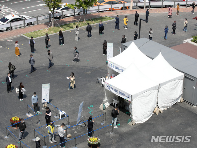 [서울=뉴시스]조수정 기자 = 0시 기준 코로나19 국내 신규확진자가 698명 발생한 15일 서울 서초구 고속터미널역 코로나19 임시선별검사소에서 시민들이 검사를 받기 위해 줄서 기다리고 있다. 2021.04.15. chocrystal@newsis.com