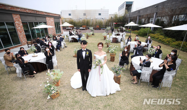 [대구=뉴시스]이무열 기자 = 야외 결혼식 모습. 해당 사진은 기사와 직접적 관련이 없음. 2021.04.15. lmy@newsis.com