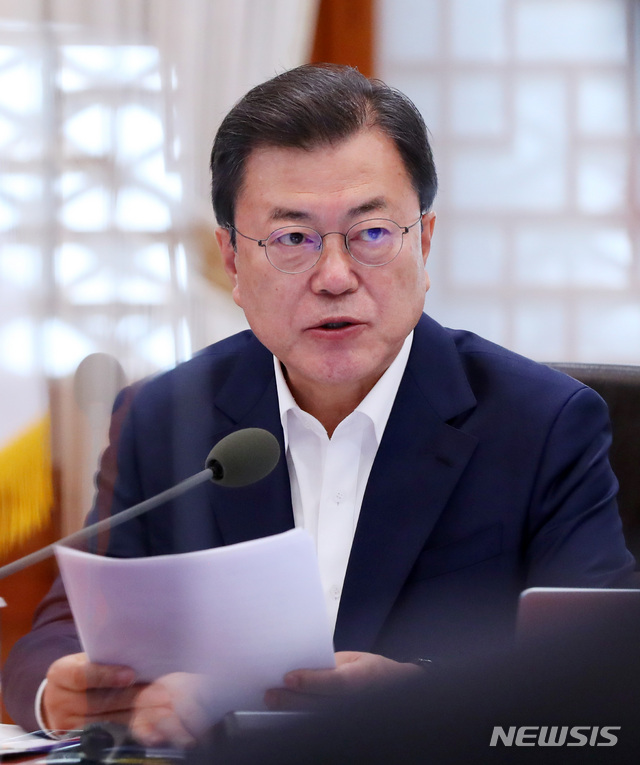 [서울=뉴시스]추상철 기자 = 문재인 대통령이 15일 오후 청와대 본관에서 열린 확대경제장관회의에 참석해 모두발언을 하고 있다. 2021.04.15. scchoo@newsis.com