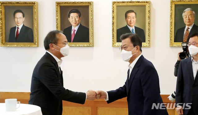 [서울=뉴시스]추상철 기자 = 문재인 대통령이 15일 오후 청와대 본관에서 열린 확대경제장관회의에 앞서 사전환담에 참석해 이석희 SK하이닉스 대표이사와 인사를 하고 있다. 2021.04.15. scchoo@newsis.com