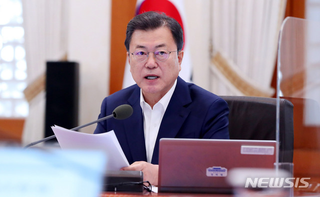 [서울=뉴시스]추상철 기자 = 문재인 대통령이 지난 15일 오후 청와대 본관에서 열린 확대경제장관회의에 참석해 모두발언을 하고 있다. 2021.04.15. scchoo@newsis.com