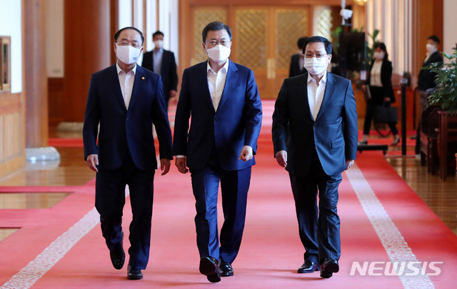 [서울=뉴시스]추상철 기자 = 문재인 대통령이 15일 오후 청와대 본관에서 열린 확대경제장관회의에 참석하고 있다. 홍남기(왼쪽) 경제부총리 겸 기획재정부 장관, 유영민(오른쪽) 대통령비서실장. 2021.04.15. scchoo@newsis.com