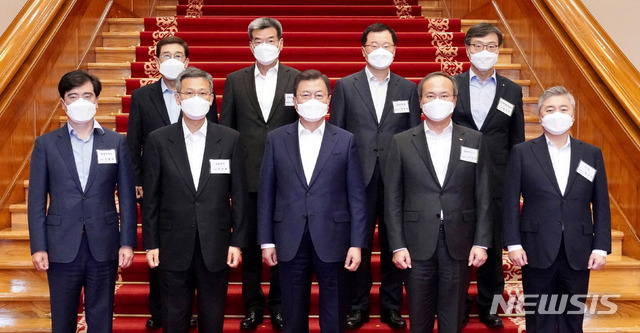 [서울=뉴시스]추상철 기자 = 문재인 대통령이 15일 오후 청와대 본관에서 열린 확대경제장관회의를 마친후 참석자와 기념촬영을 하고 있다. 공영운(첫째줄 왼쪽부터) 현대자동차 사장, 이정배 삼성전자 사장, 문 대통령, 이석희 SK하이닉스 사장, 최웅선 인팩 대표이사. 배재훈(둘째줄 왼쪽부터) HMM 사장, 가삼현 한국조선해양 대표이사, 정진택 삼성중공업 사장, 황호선 한국해양진흥공사 사장. 2021.04.15. scchoo@newsis.com