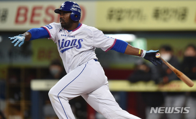 [대구=뉴시스]이무열 기자 = 15일 오후 대구 수성구 삼성라이온즈파크에서 열린 ‘2021 신한은행 SOL KBO리그’ 삼성 라이온즈와 한화 이글스의 경기, 3회말 2사 2루에서 삼성 피렐라가 1타점 적시타를 치고 있다. 2021.04.15. lmy@newsis.com
