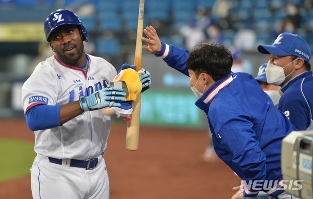 [대구=뉴시스]이무열 기자 = 15일 오후 대구 수성구 삼성라이온즈파크에서 열린 ‘2021 신한은행 SOL KBO리그’ 삼성 라이온즈와 한화 이글스의 경기, 6회말 삼성 피렐라가 솔로 홈런을 날린 후 덕아웃에 들어서며 동료들과 기뻐하고 있다. 2021.04.15. lmy@newsis.com